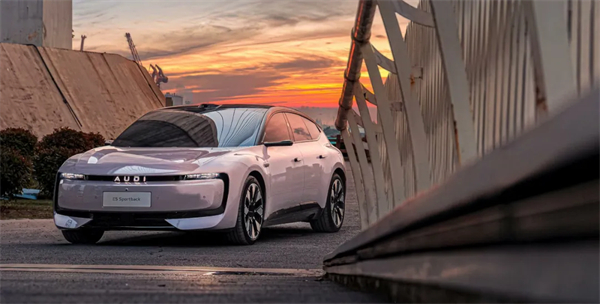 剛過(guò)去的一個(gè)月 上汽啟幕了一場(chǎng)聲勢(shì)浩大的產(chǎn)品和技術(shù)的密集發(fā)布