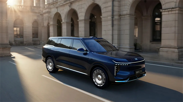 現(xiàn)在的上汽，不僅在增長的快車道上，更在智能電動時代的正中心，重新掌握了市場核心話語權(quán)。