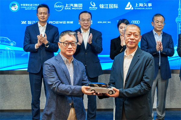 上汽集團向進博會交付750輛“政要接待用車”