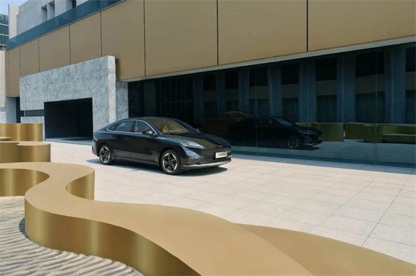 限時先享置換一口價！「10萬級600續(xù)航中級轎車」五菱星光2025款正式上市！