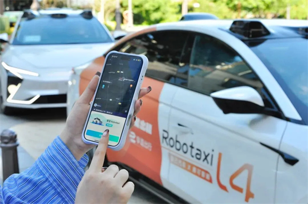 上海首條！上汽享道Robotaxi度假區(qū)專線今日開通 自動(dòng)駕駛直連上海國際旅游度假區(qū)與浦東機(jī)場(chǎng)
