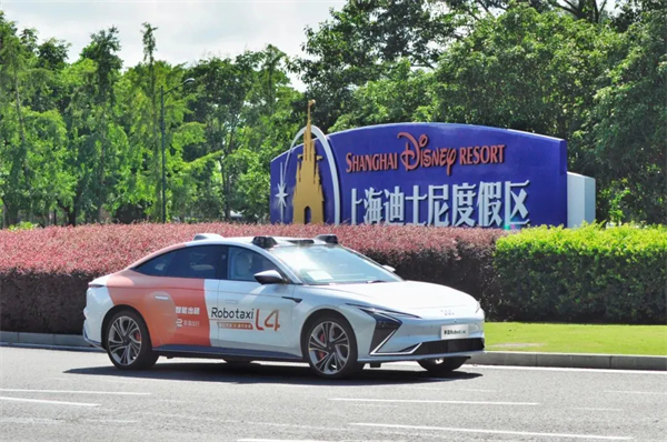上海首條！上汽享道Robotaxi度假區(qū)專線今日開通 自動(dòng)駕駛直連上海國際旅游度假區(qū)與浦東機(jī)場(chǎng)